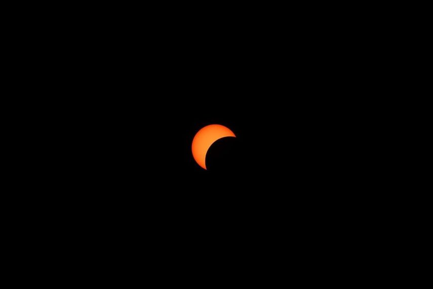 La Luna se ve pasando frente al Sol durante un eclipse solar parcial desde el Centro de Investigación Langley de la NASA en Hampton, Virginia, el 8 de abril de 2024