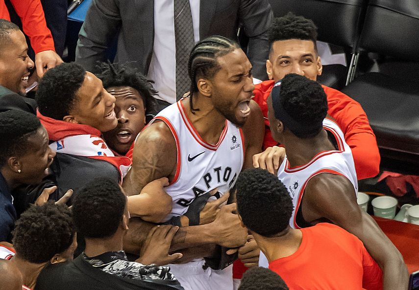 Una vez más, Kawhi Leonard se convirtió en el hombre clave de los Toronto Raptors&nbsp;al conseguir 41 puntos y, sobre todo, encestar en el último segundo, y con suspense, la canasta que colocó el 92-90 definitivo.