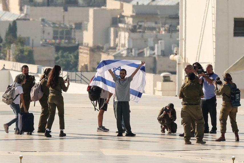 Israelíes saludan la llegada de los rehenes liberados por Hamas, tras el acuerdo logrado con la intervención de EEUU.