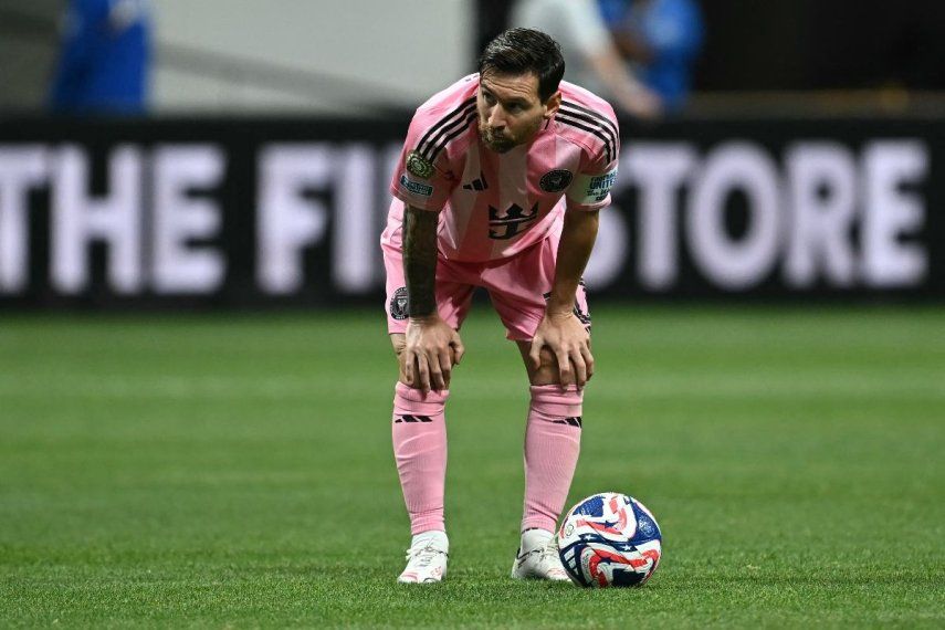 El delantero argentino #10 del Inter de Miami, Lionel Messi, se prepara para lanzar un tiro libre durante el partido del Grupo A de la Copa Mundial de Clubes de la FIFA 2025 entre el Inter de Miami de EE. UU. y el FC Porto de Portugal en el estadio Mercedes-Benz de Atlanta el 19 de junio de 2025.&nbsp;