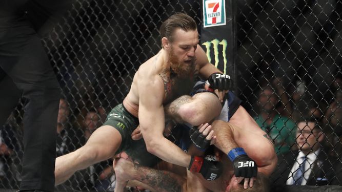 Conor McGregor le da un golpe a Donald Cerrone en la pelea de UFC 246 el primer triunfo del irlandés en tres años el sábado 18 de enero del 2020.&nbsp;