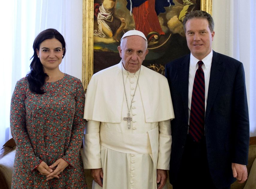 El papa Francisco junto a Greg&nbsp;Burke y Paloma Garcia Ovejero.