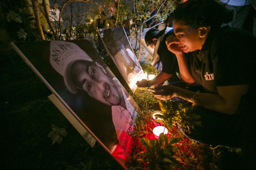 Una joven llora junto a la fotografía de un joven asesinado durante las protestas de la última semana.&nbsp;