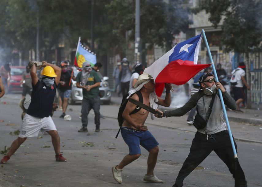 Manifestantes se enfrentan a la polic&iacute;a en Santiago de Chile.