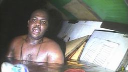En esta imagen difundida el martes 3 de diciembre de 2013, Harrison Odjegba Okene contempla azorado al buzo que aparece en el bolsón de aire que mantuvo a Okene con vida durante casi tres días, tomado por la cámara del buzo. (AP)