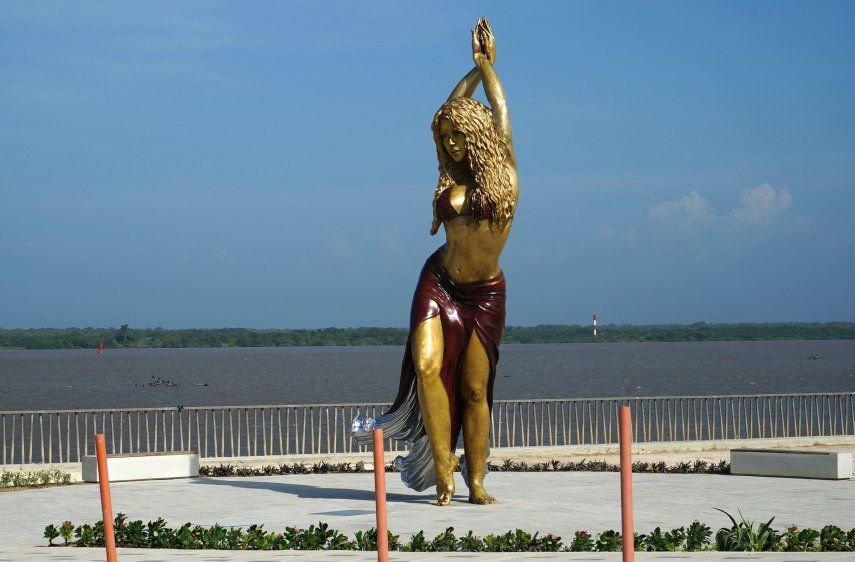 Vista de una estatua de la cantante colombiana Shakira en el Malecón de Barranquilla, Colombia, el 26 de diciembre de 2023. &nbsp; &nbsp;