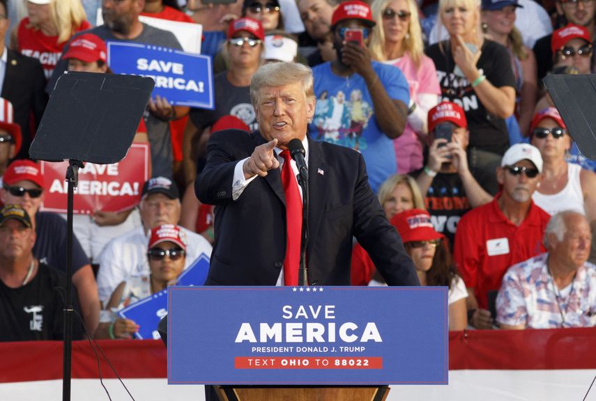 El expresidente Donald Trump habla a los seguidores el fin de semana en un mitin en Ohio.