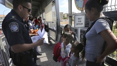 USCIS tambi&eacute;n propone enmendar la disposici&oacute;n que requiere que los solicitantes presenten sus solicitudes de renovaci&oacute;n a la agencia 90 d&iacute;as antes del vencimiento del permiso de trabajo.