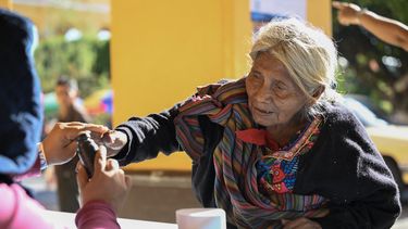 Una mujer indígena tiene su dedo entintado después de votar en un centro de votación en el municipio de San Juan Sacatepéquez, durante la segunda vuelta de las elecciones presidenciales de Guatemala el 20 de agosto de 2023.