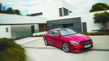 El CLA 250 es impulsado por un motor turbo de 2.0 litros de cuatro cilindros que produce 208 caballos de fuerza y una transmisión manual automatizada de siete velocidades.
