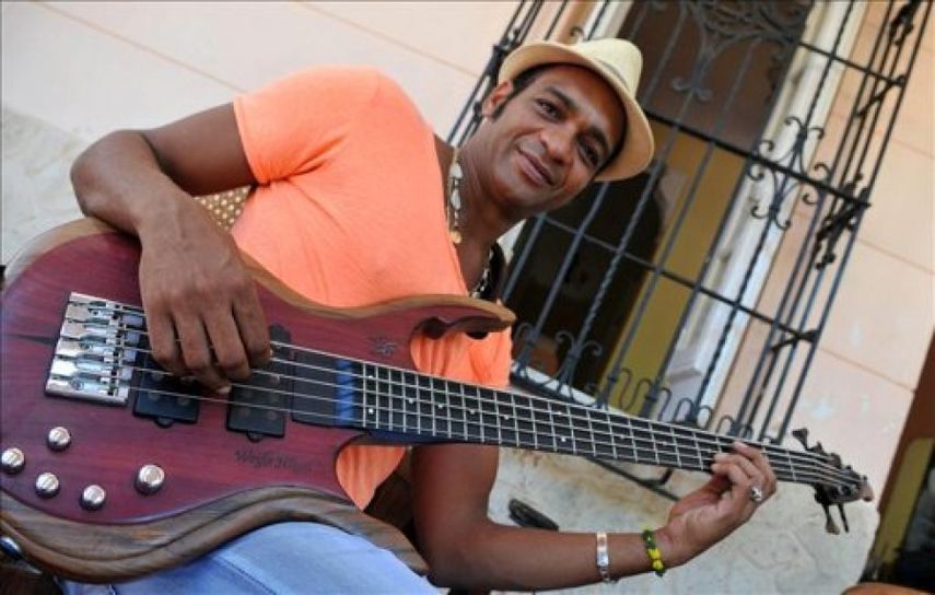El cantautor cubano posa con su guitarra en La Habana. (EFE).