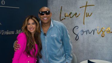 La Dra. Vivian Menéndez junto a Alexander Delgado, de Gente de Zona.&nbsp;