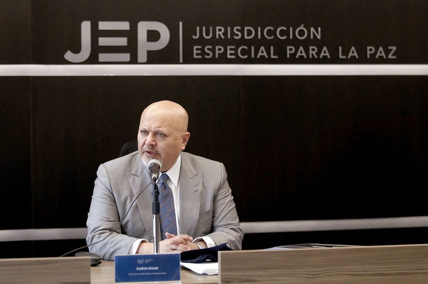El Fiscal de la Corte Penal Internacional, Karim Khan, pronuncia una declaración en las oficinas de la Jurisdicción Especial de Paz en Bogotá, el 27 de octubre de 2021. Khan respaldó los esfuerzos de la Jurisdicción Especial de Paz para lograr justicia. &nbsp; &nbsp;