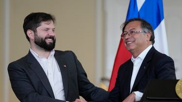 El presidente de Chile, Gabriel Boric, a la izquierda, le da la mano a su par de Colombia, Gustavo Petro, al comienzo de una conferencia de prensa en el palacio presidencial de Bogotá, Colombia, el lunes 8 de agosto de 2022.