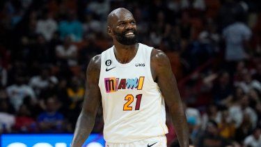 El centro del Heat de Miami, Dewayne Dedmon, reacciona a una jugada durante el partido de su equipo contra los Hornets de Charlotte, el 10 de noviembre de 2022.