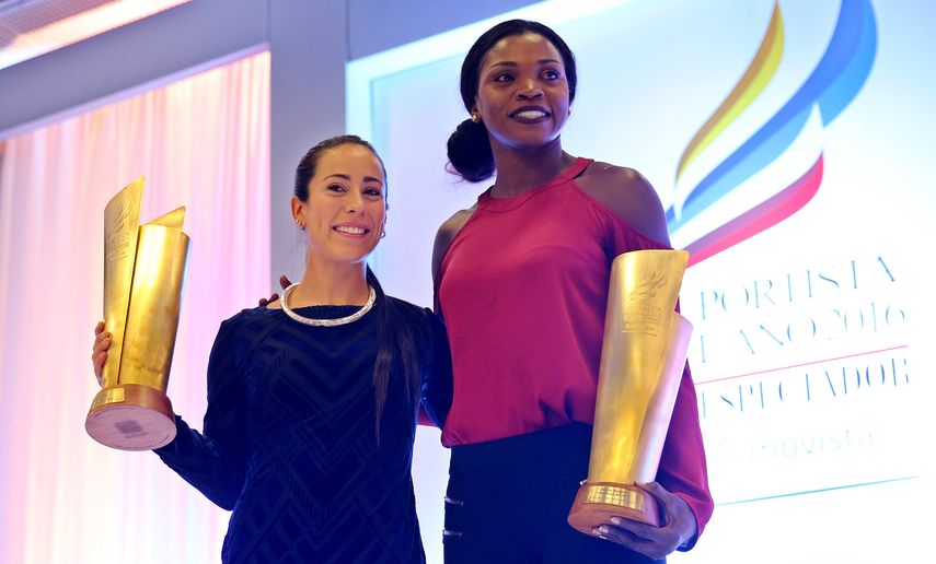 La atleta colombiana Caterine Ibargüen (derecha), ganadora del primer puesto, junto a Mariana Pajón (izquierda), medalla de oro en BMX en Río 2016 y segundo lugar en el evento, durante la ceremonia del Deportista del Año 2016
