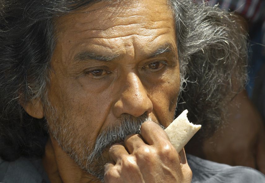 En esta foto de archivo del 11 de marzo de 2004, el artista  plástico mexicano Francisco Toledo come tortilla en el centro de Oaxaca,  México, para protestar por la presencia de maíz transgénico en el campo  mexicano.&nbsp;