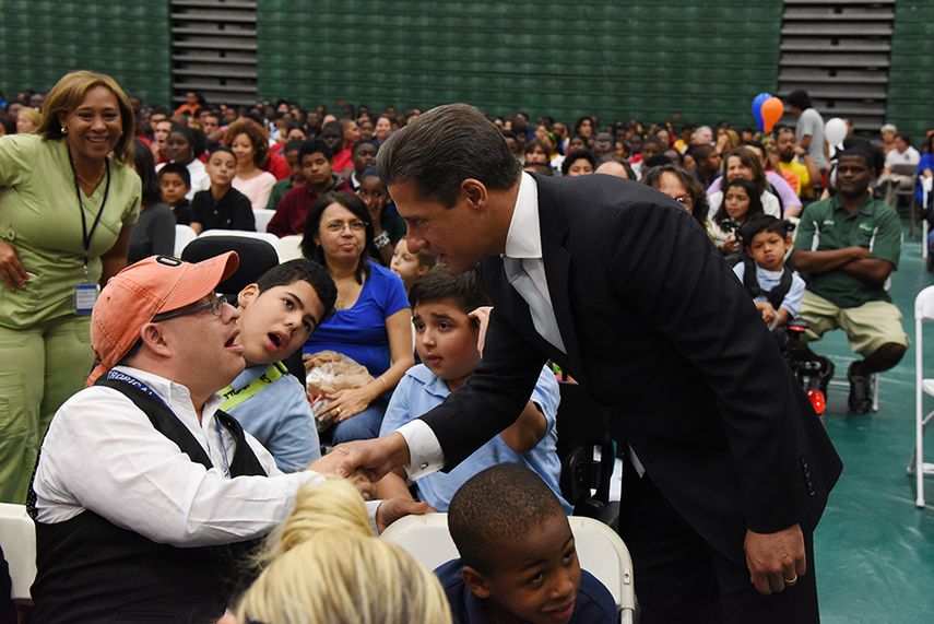 El superintendente del distrito escolar, Alberto Carvalho.salida a los jóvenes estudiantes. (FOTOS GISELLE SANTALUCCI)