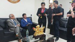 Esta imagen distribuida por la Administración de Justicia de Perú muestra al expresidente Pedro Castillo, hablando con fiscales peruanos después de que el Congreso lo destituyó en un juicio político, en Lima, el 7 de diciembre de 2022.