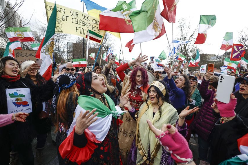 Miles de iraníes bailan y ondean banderas durante una manifestación en la Plaza de la Bastilla tras la acción militar estadounidense-israelí en Irán, en París, Francia, el 1 de marzo de 2026.