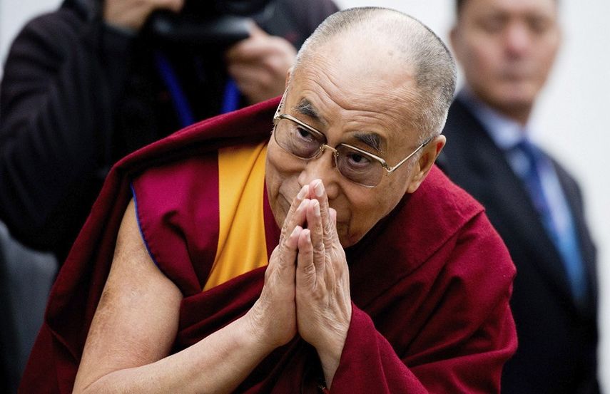 El líder espiritual tibetano Dalai Lama saluda a un grupo de estudiantes en Alemania. (ARCHIVO/EFE)