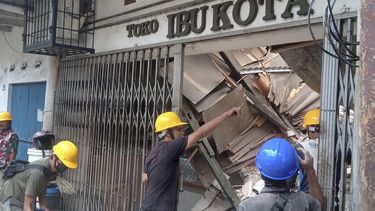 Trabajadores inspeccionan una tienda dañada durante un sismo en Cianjur, Java Occidental Indonesia, el lunes 21 de noviembre de 2022.&nbsp;