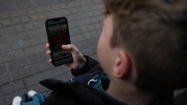 Una persona usa el teléfono móvil, a 1 de febrero de 2024, en Barcelona, Catalunya (España)