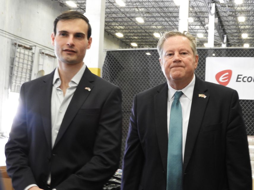 Jeremy Lewin, subsecretario de Estado interino de Asistencia Exterior, Asuntos Humanitarios y Libertad Religiosa y Mike Hammer, encargado de Negocios de la Embajada de Estados Unidos en Cuba.