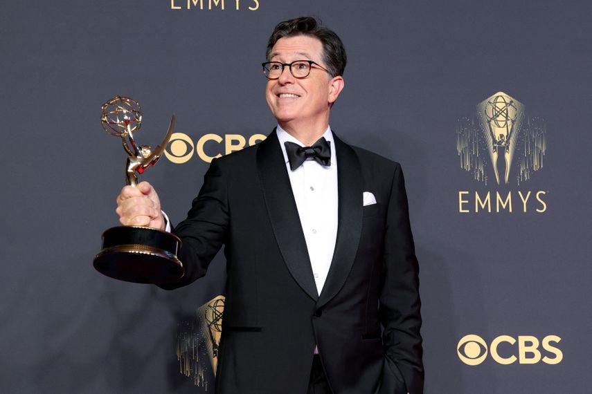 Stephen Colbert, ganador del premio Outstanding Variety Special (Live) por Stephen Colberts Election Night 2020: Democracys Last Stand Building Back America Great Again Better 2020, posa en la sala de prensa durante la 73a Primetime Emmy Awards en LA LIVE el 19 de septiembre , 2021 en Los Ángeles, California.&nbsp;