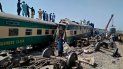 Soldados y voluntarios trabajan el lunes 7 de junio de 2021 en el sitio donde chocaron dos trenes, en el distrito de Ghotki, en el sur de Pakistán Soldados y voluntarios trabajan el lunes 7 de junio de 2021 en el sitio donde chocaron dos trenes, en el distrito de Ghotki, en el sur de Pakistán