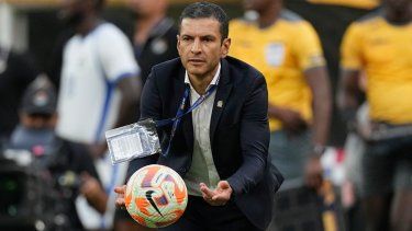 El técnico de México Jaime Lozano toma el balón durante la final de la Copa Oro de la CONCACAF contra Panamá, el domingo 16 de julio de 2023, in Inglewood, California.&nbsp;