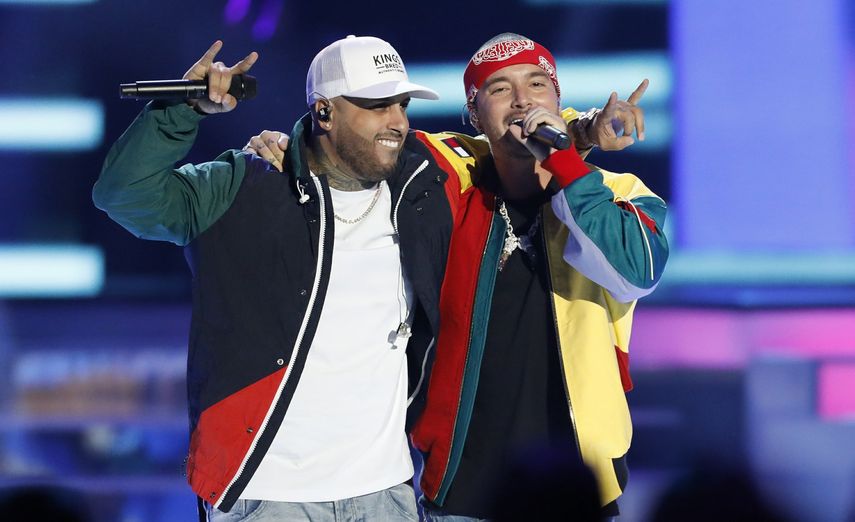 En esta foto de archivo del 26 de abril de 2018, Nicky Jam, izquierda, y J Balvin interpretan X (Equis) en los Premios Billboard de la Música Latina en Las Vegas.