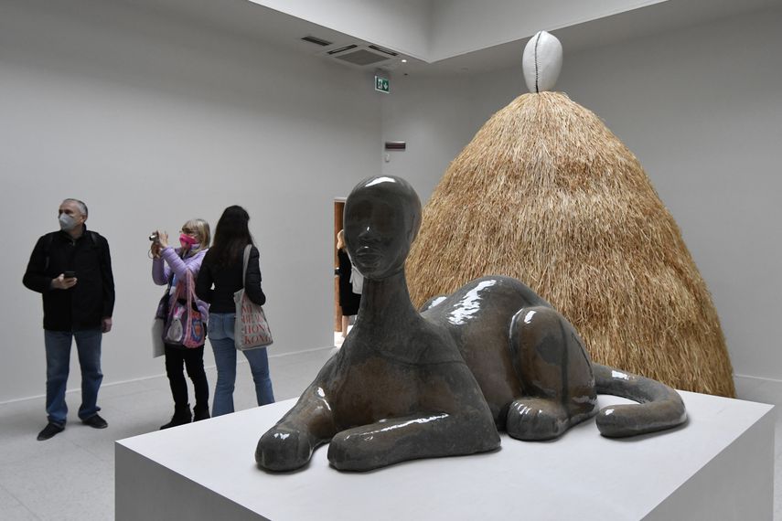Visitantes admiran las esculturas Cupboard, a la derecha, y Sphinx, parte de la instalación Sovereignty de Simone Leigh, durante la develación del Pabellón de Estados Unidos en la 59a Bienal de Arte de Venecia, Italia