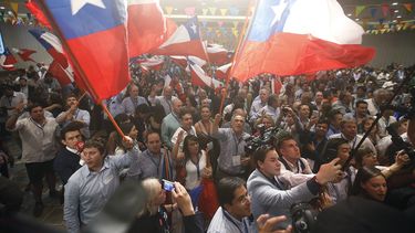 Simpatizantes del expresidente de&nbsp;Chile&nbsp;y candidato presidencial de la coalición&nbsp;Chile&nbsp;Vamos, Sebastián&nbsp;Piñera esperan los resultados del escrutinio en Santiago (Chile).&nbsp;