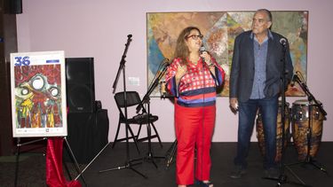 La artista Adriana Torres, autora del póster de la edición 36 del Festival Internacional de Teatro Hispano de Miami, junto a Mario Ernesto Sánchez, fundador del festival y del grupo Teatro Avante.&nbsp;