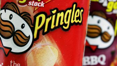 Imagen de paquetes de papas Pringles en una tienda de alimentación de West Bath, Maine