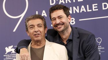 El actor Ricardo Darín, izquierda, y el director Santiago Mitre posan en la sesión de “Argentina, 1985” en la 79ª edición del Festival de Cine de Venecia en Venecia, Italia, el sábado 3 de septiembre de 2022. La película fue elegida como la candidata de Argentina en busca de una nominación al Oscar a mejor película internacional.&nbsp;