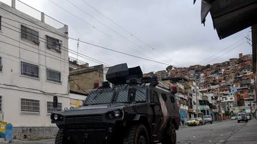 Un vehículo blindado VN-4 de una unidad especial de la Policía Nacional recorre una de las principales calles del barrio Cota 905 luego de tres días de enfrentamientos con presuntos integrantes de una banda criminal, en Caracas el 9 de julio de 202. 