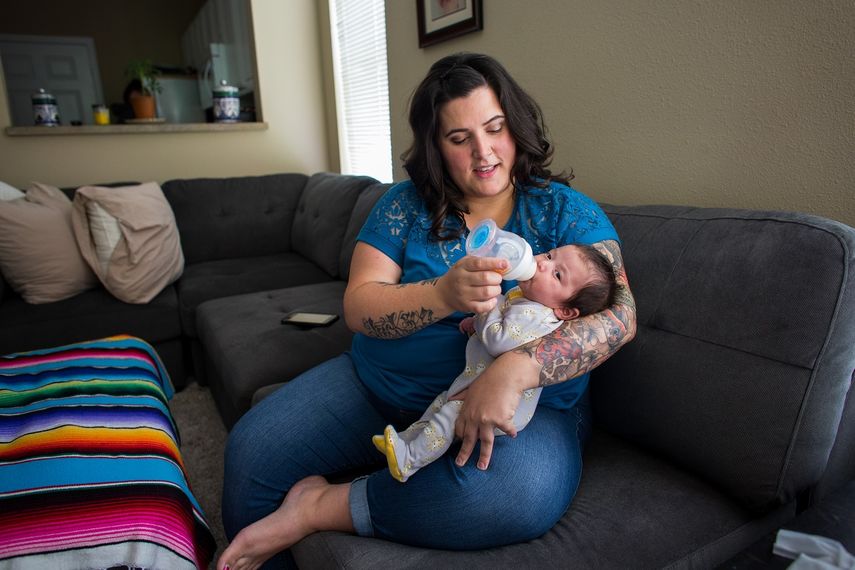 Andrea Pardo, de 33 años, con su bebé Noemí, que nació en abril.&nbsp;