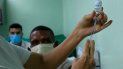 Eusebio Torres espera ser vacunado mientras una enfermera prepara la dosis de la vacuna cubana Abdala para el COVID-19 en el hospital Gustavo Aldereguia de Cienfuegos, Cuba, el domingo 30 de mayo de 2021. Eusebio Torres espera ser vacunado mientras una enfermera prepara la dosis de la vacuna cubana Abdala para el COVID-19 en el hospital Gustavo Aldereguia de Cienfuegos, Cuba, el domingo 30 de mayo de 2021.