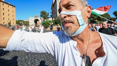 Un hombre con una mascarilla recortada participa en una protesta de los movimientos No Mask, movimientos negacionistas del COVID-19 movimientos anti-5G y movimientos anti-vacunaci&oacute;n contra la pol&iacute;tica de salud del gobierno el 5 de septiembre de 2020 en Roma durante el COVID-19. Infecci&oacute;n, causada por el nuevo coronavirus.