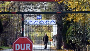 La foto muestra a un hombre identificado por la prensa turca como ciudadano estadounidense deportado por Turqu&iacute;a y ahora atascado en la tierra de nadie entre Grecia y Turqu&iacute;a, cerca del cruce fronterizo Pazarkule, Edirne, Turqu&iacute;a, 11 de noviembre de 2019.&nbsp;