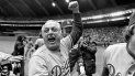 En imagen de archivo del lunes 19 de octubre de 1981, el manager de los Dodgers de Los Ángeles Tom Lasorda festeja tras vencer a los Expos de Montreal por el título de la Liga Nacional, en Montreal. En imagen de archivo del lunes 19 de octubre de 1981, el manager de los Dodgers de Los Ángeles Tom Lasorda festeja tras vencer a los Expos de Montreal por el título de la Liga Nacional, en Montreal.