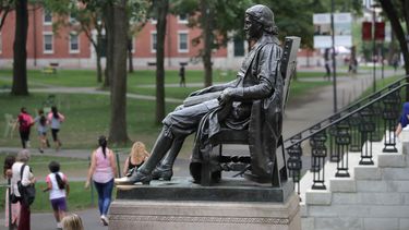 La foto de archivo del 3 de agosto de 2019 muestra la estatua de John Harvard en el parque de la Universidad de Harvard, Cambridge, Massachusetts, EEUU.
