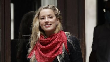 La actriz estadounidense Amber Heard, exesposa de Johnny Depp, sonr&iacute;e al llegar al Tribunal Supremo en Londres el jueves 23 de julio de 2020.&nbsp;