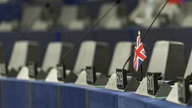 Vista de la bandera británica en uno de los escaños del Parlamento Europeo, en Estrasburgo (Francia) este 5 de julio de 2016. Los presidentes del Consejo Europeo, Donald Tusk, y la Comisión, Jean-Claude Juncker, dan cuenta al pleno de la Eurocámara de