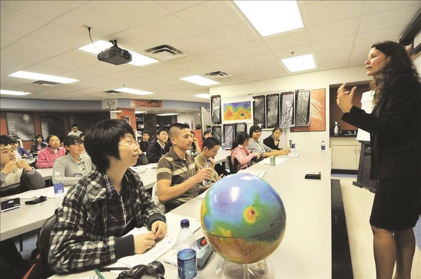 Estudiantes participan en un proyecto educativo científico de la Universidad de Arizona y Universidad Estatal de Arizona. (EFE)