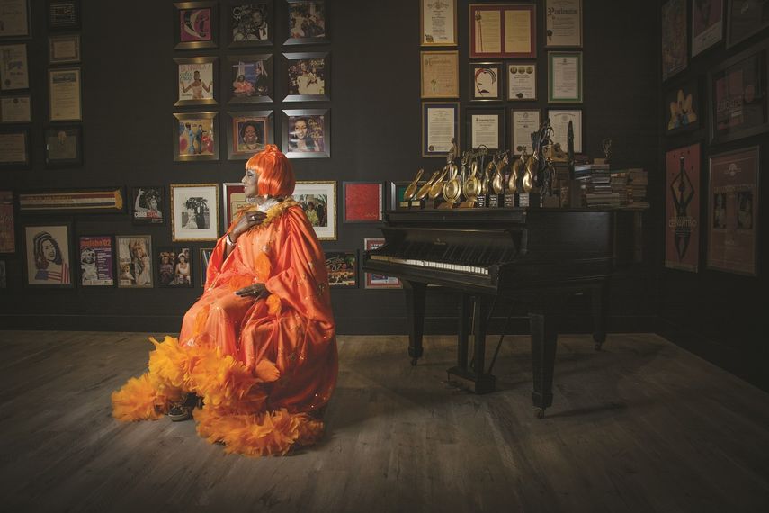 Lucrecia caracterizada como Celia Cruz para el musical Celia, su vida, su música, su leyenda. 