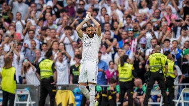 Karim Benzema del Real Madrid aplaude a la afición durante el partido contra el Athletic Bilbao en la Liga española, el domingo 4 de junio de 2023, en Madrid.&nbsp;