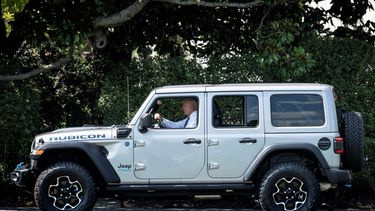 El presidente Joe Biden conduce un Jeep Wrangler Rubicon 4xe, en agosto de 2021